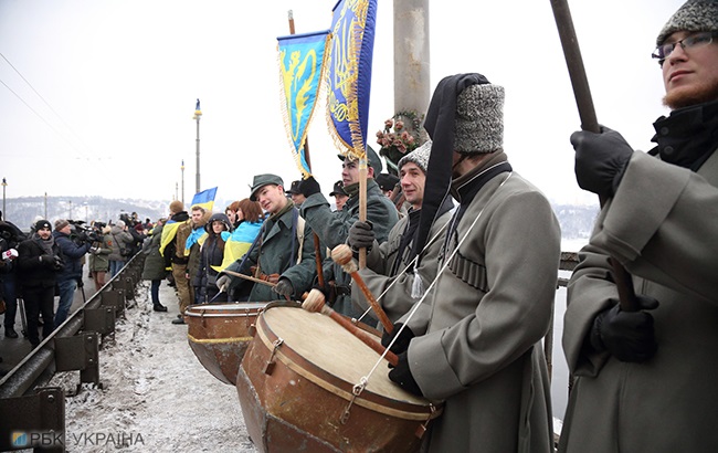 День Соборности: украинцы создали &quot;живую цепь&quot; и развернули национальный флаг (яркий фоторепортаж)